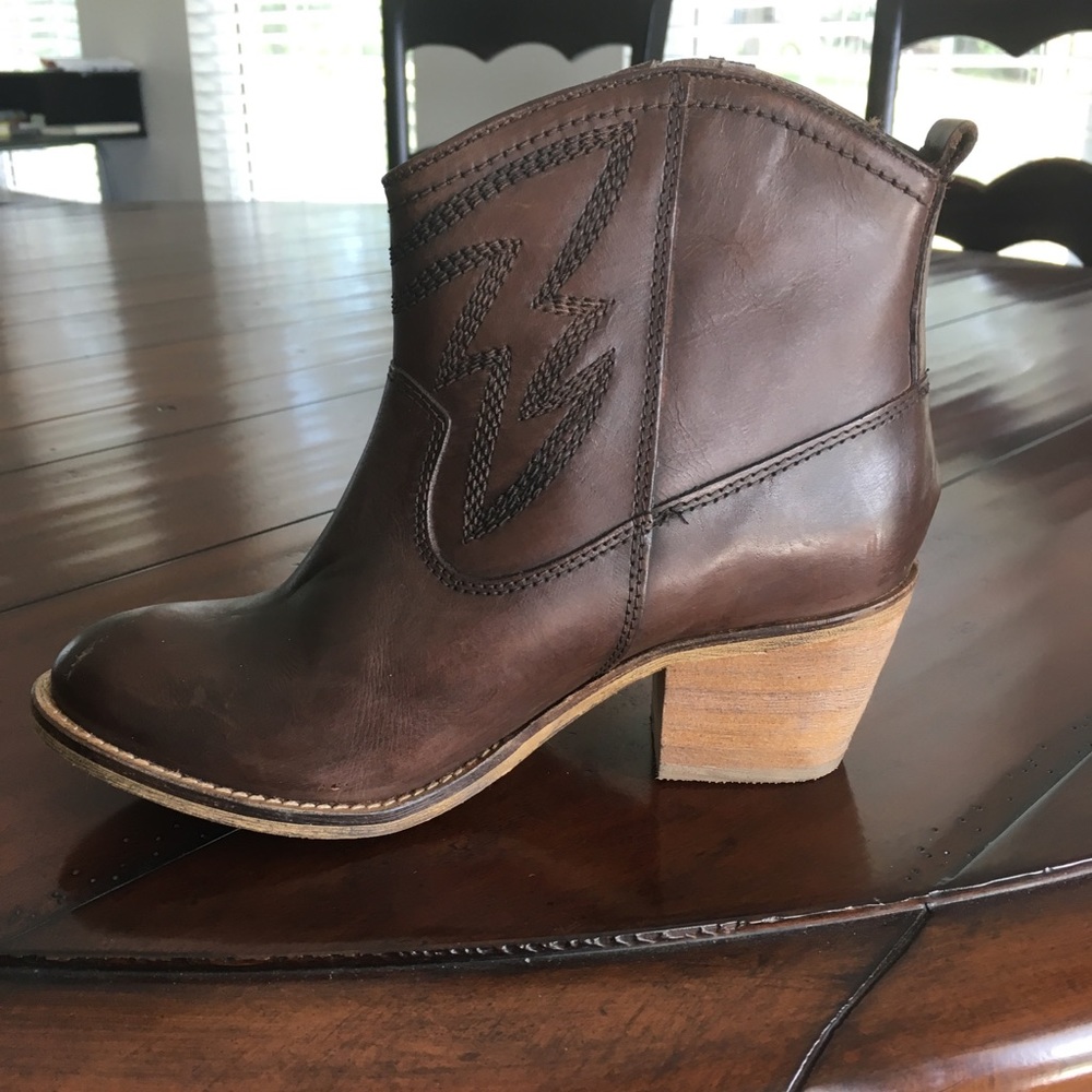 🔴SOLD Genuine leather booties by Dingo